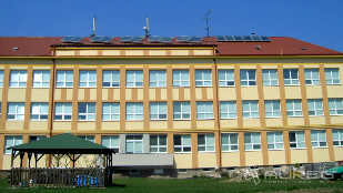 ZŠ Prachovice - 16 solárních kolektorů pro ohřev TUV
